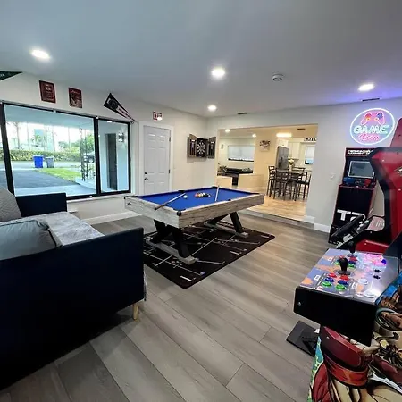 Modern Tropical Oasis With Arcade, Hottub & Minigolf Villa